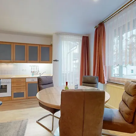 Strandnahe Mit Schwimmbad Im Haus, A Cappella 63, Binz